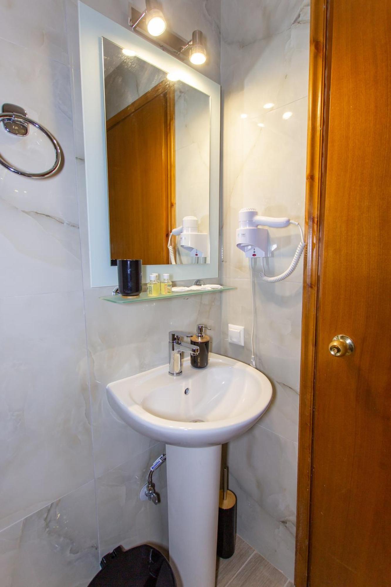 Vrasná Athanasia Inn מראה חיצוני תמונה